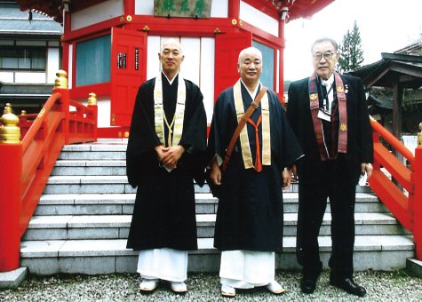 随行の寛山師と総代様と普賢院にて撮影